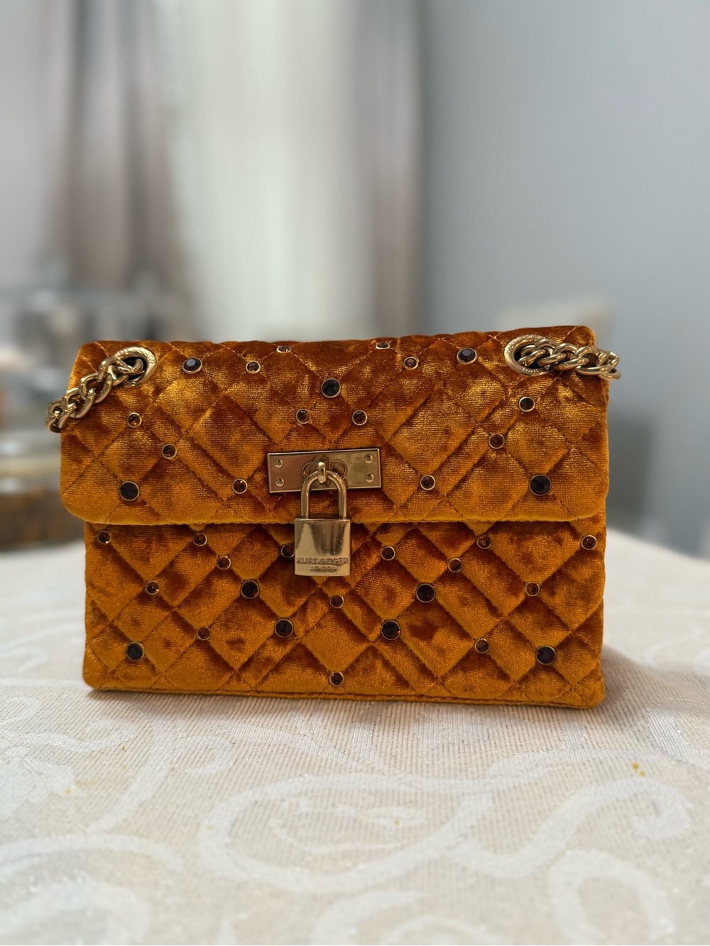 Kurt Geiger - Velvet Mini Brixton
Lock Bag